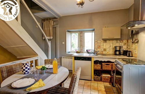 Montbrison Cabaña | Acogedor Gîte con Chimenea, TV, Petanca y Jardín Privado en Montbrison
