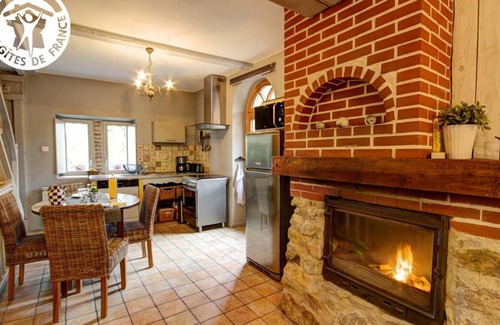 Montbrison Cabaña | Acogedor Gîte con Chimenea, TV, Petanca y Jardín Privado en Montbrison