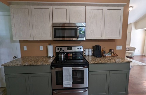 Shelby Cabaña | Charming Couple's Cottage close to Lake Michigan, Silver lake, and Stoney Lake