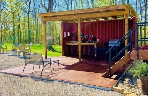 Lindseyville Casa | Charming Covered Wagon on Live Petting Zoo for Memorable Family Glamping Stays in Brownsville, Kentucky
