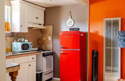 Leimert Park Cabaña | Charming Cozy 2-bedroom cottage in amazing Los Angeles with WiFi, AC