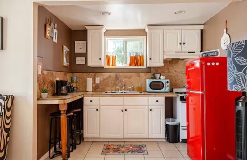 Leimert Park Cabaña | Charming Cozy 2-bedroom cottage in amazing Los Angeles with WiFi, AC