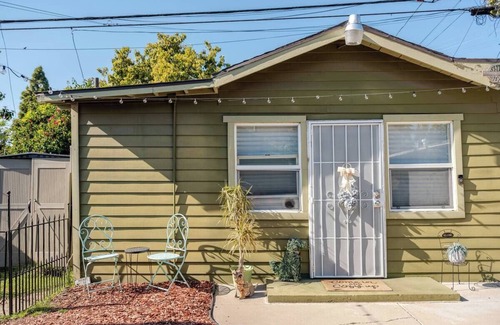 Leimert Park Cabaña | Charming Cozy 2-bedroom cottage in amazing Los Angeles with WiFi, AC