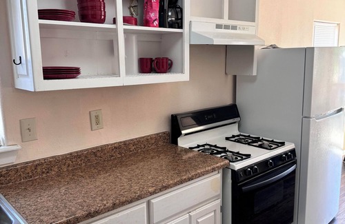 Tahlequah Casa | Charming Cozy 2-bedroom Riverside Home in fabulous Tahlequah with AC, WiFi
