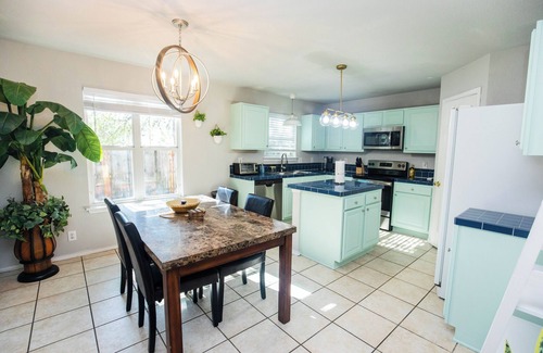 Wetmore Casa | Charming Cozy 3-bedroom house UTSA/6 Flags/Riverwalk/SeaWorld in San Antonio