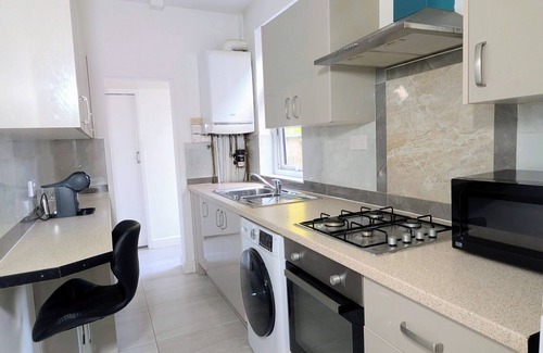 Oadby Casa | Charming Cozy 4-bedroom house with Projector, Snack cupboard, Highspeed WI-FI