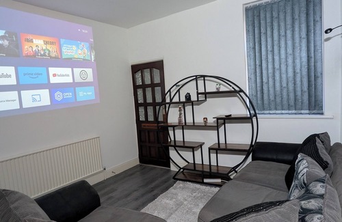 Oadby Casa | Charming Cozy 4-bedroom house with Projector, Snack cupboard, Highspeed WI-FI