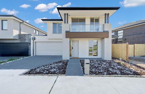 Berwick Casa | Charming Cozy Stylish Unique Retreat, Steps from Alira Village Mall, Park