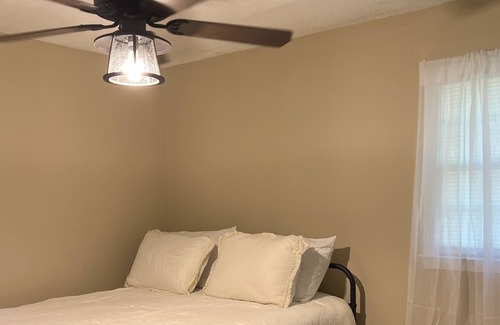 Darlington Casa | charming cozy house perfect for a family of four, close to Racetrack / Waterpark