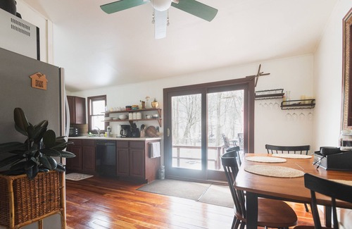 Williamsville Cabina | Charming & Cozy River Front Cabin- Close to ski mountains. Ski,Fish,Swim & Hike!