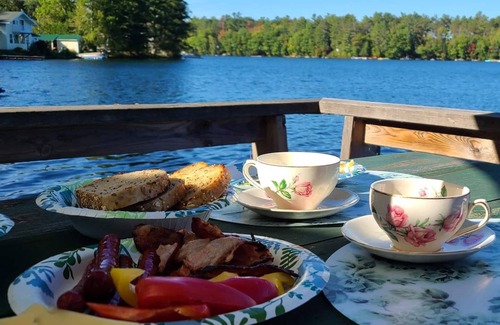 Val-des-Bois Cabaña | Charming Cozy Waterfront Cottage