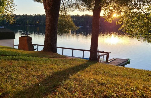Val-des-Bois Cabaña | Charming Cozy Waterfront Cottage
