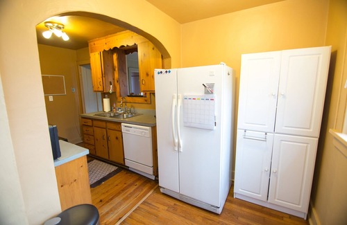 Shelby Hills Casa | Bungalow Craftsman con Encanto en E. Nash 2bed / 2bath abajo y 1b / 1b arriba con entrada sep