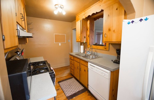 Shelby Hills Casa | Bungalow Craftsman con Encanto en E. Nash 2bed / 2bath abajo y 1b / 1b arriba con entrada sep
