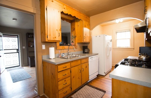 Shelby Hills Casa | Bungalow Craftsman con Encanto en E. Nash 2bed / 2bath abajo y 1b / 1b arriba con entrada sep