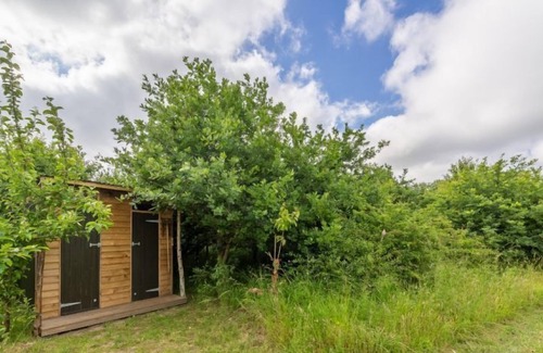 Honing Cabina | Encantadora cabaña de pastor construida por artesanos, ubicada en su propio claro arbolado privado.