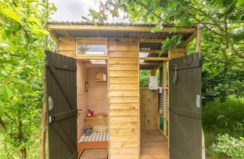 Honing Cabina | Encantadora cabaña de pastor construida por artesanos, ubicada en su propio claro arbolado privado.