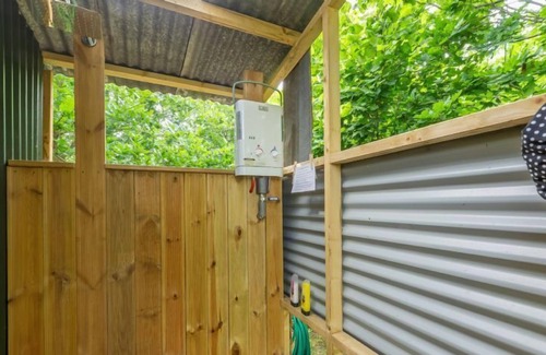 Honing Cabina | Encantadora cabaña de pastor construida por artesanos, ubicada en su propio claro arbolado privado.