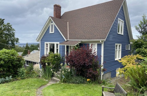 Seattle Metro Area Casa | Charming Craftsman home w/ stunning lake and mountain views! Great for families!