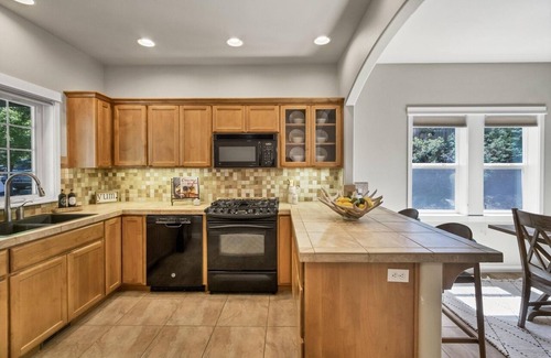 Southern Crossing Casa | Charming Craftsman short walk Old Mill river path
