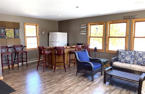Manitoba Cabina | Charming creekside cottage on 2 acres w/ hot tub and king bed