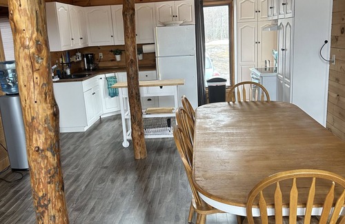 Manitoba Cabina | Charming creekside cottage on 2 acres w/ hot tub and king bed