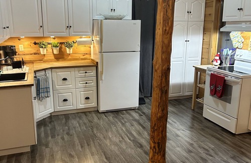 Manitoba Cabina | Charming creekside cottage on 2 acres w/ hot tub and king bed