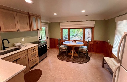 Snowbird Cabaña | Charming Creekside Mountain Cottage
