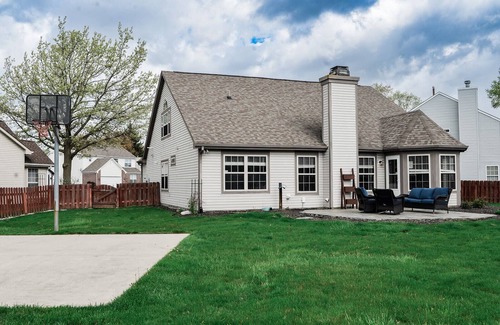 Fishers Casa | Charming Cul-de-Sac Home- SLEEPS 10-Game Room & B-ball court