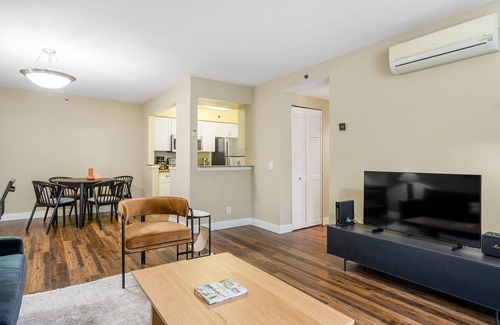 Cupertino Apartamento | Charming Cupertino 2BR w/ Gym, Pool & W/D, nr tech HQs, by Blueground