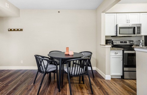 Cupertino Apartamento | Charming Cupertino 2BR w/ Gym, Pool & W/D, nr tech HQs, by Blueground
