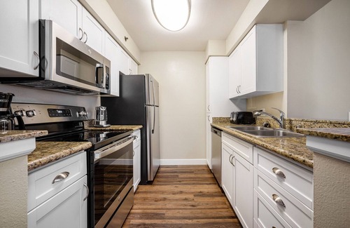 Cupertino Apartamento | Charming Cupertino 2BR w/ Gym, Pool & W/D, nr tech HQs, by Blueground