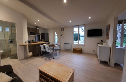 Bellerive-sur-Allier Casa | Charming detached house with swimming pool, set in lush greenery on the banks of the Allier.