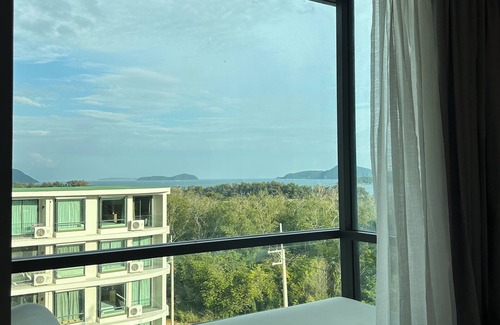 Rawai Apartamento | Charming deluxe room in 5-star hotel in Nai Harn with gym and kids water park