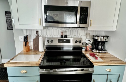 Buechel Casa | Charming Derby City Rental - 3-bedroom house Sleeps up to 7, WiFi in Louisville.