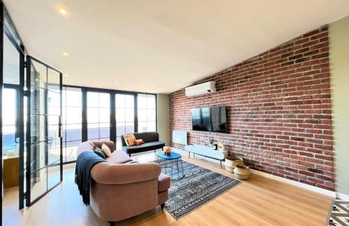 Gumussuyu Mahallesi Apartamento | Charming, Designer Apartment with Private Rooftop Terrace, Bathtub, and Sea View in Taksim