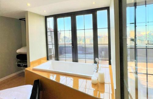 Gumussuyu Mahallesi Apartamento | Charming, Designer Apartment with Private Rooftop Terrace, Bathtub, and Sea View in Taksim