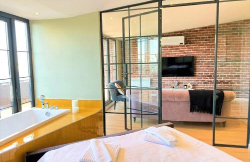 Gumussuyu Mahallesi Apartamento | Charming, Designer Apartment with Private Rooftop Terrace, Bathtub, and Sea View in Taksim