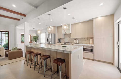 Toluca Woods Casa | Charming Designer Home near Universal Studios- Ideal for extended stays