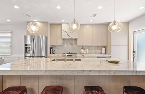 Toluca Woods Casa | Charming Designer Home near Universal Studios- Ideal for extended stays