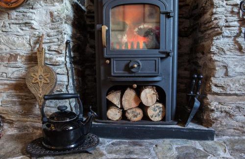 Kingsbridge Casa | Charming Devon Cottage near Quay-Rain Shower, Restaurants & Free Parking