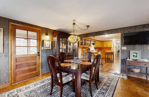 Horse Shoe Casa | Charming Dog-Friendly Home with Full Kitchen, Wifi and Mountain Views