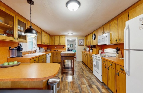 Horse Shoe Casa | Charming Dog-Friendly Home with Full Kitchen, Wifi and Mountain Views