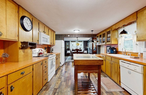 Horse Shoe Casa | Charming Dog-Friendly Home with Full Kitchen, Wifi and Mountain Views