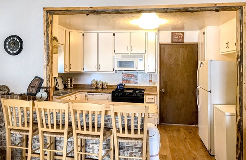 Alpine Village Cabina | Charming dog-friendly mountain getaway w/ hot tub, fireplace, W/D, & great views