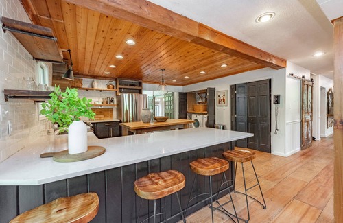 Blakeslee Casa | New! Middleton Cottage: Dogs Ok, Lake Access, Hot Tub!
