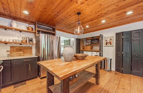 Blakeslee Casa | New! Middleton Cottage: Dogs Ok, Lake Access, Hot Tub!