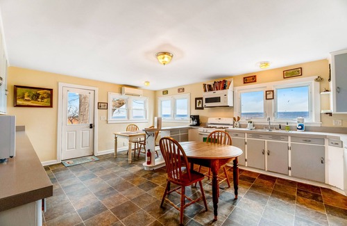 Dundee Casa | Charming dog-friendly farmhouse adjacent to winery with Seneca Lake views