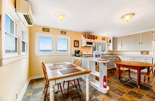 Dundee Casa | Charming dog-friendly farmhouse adjacent to winery with Seneca Lake views