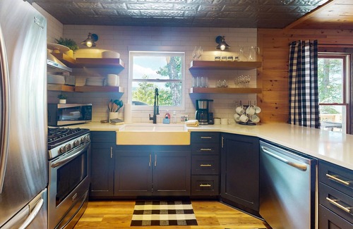 Ellijay Casa | Charming dog-friendly house with hot tub and gas fireplace